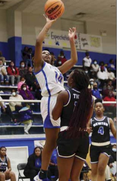 Robynn Jennings (14) shoots a jump shot in the Wildcats win over Newton Tigers last week.